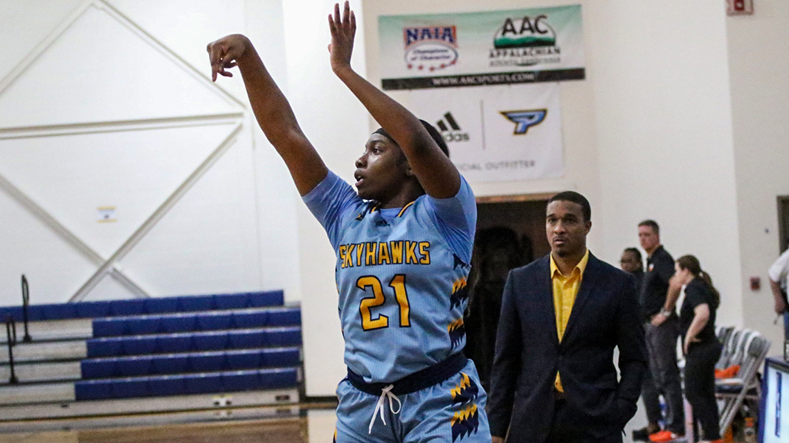 Women’s basketball falls in semifinal round of AAC tournament