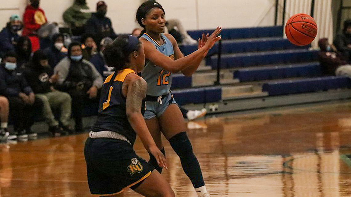 Women’s basketball rolls past St. Andrews for fourth straight win