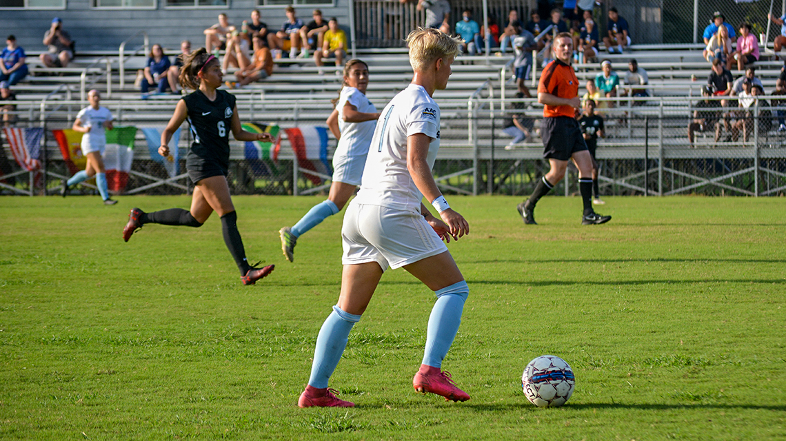 Women’s soccer opens AAC play with big win over SAU